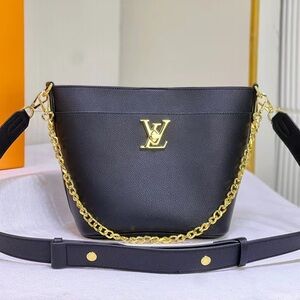 🍒🍒Louis Vuitton Lock and Walk bucket bag